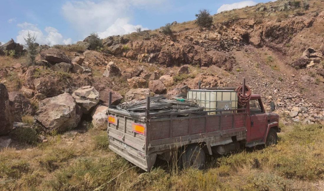 Kayseri'nin Develi ilçesinde, Jandarma ekipleri tarafından çalıntı elektrik tellerini kayaların