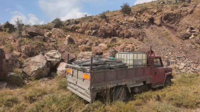 Kayseri'nin Develi ilçesinde, Jandarma ekipleri tarafından çalıntı elektrik tellerini kayaların