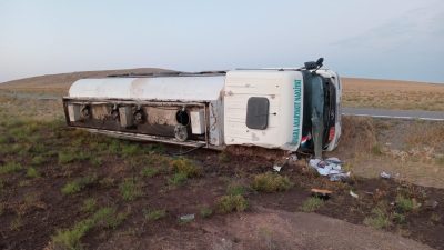 Konya'nın Kulu ilçesinde yaşanan olayda akaryakıt yüklü tanker devrildi. Kazada