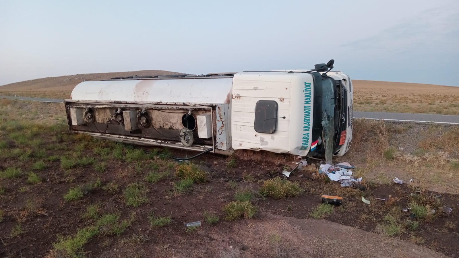 Konya'nın Kulu ilçesinde yaşanan olayda akaryakıt yüklü tanker devrildi. Kazada
