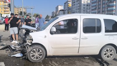 Kırıkkale'de yaşanan olayda sivil polis aracı ile otomobil çarpıştı. Çarpışma