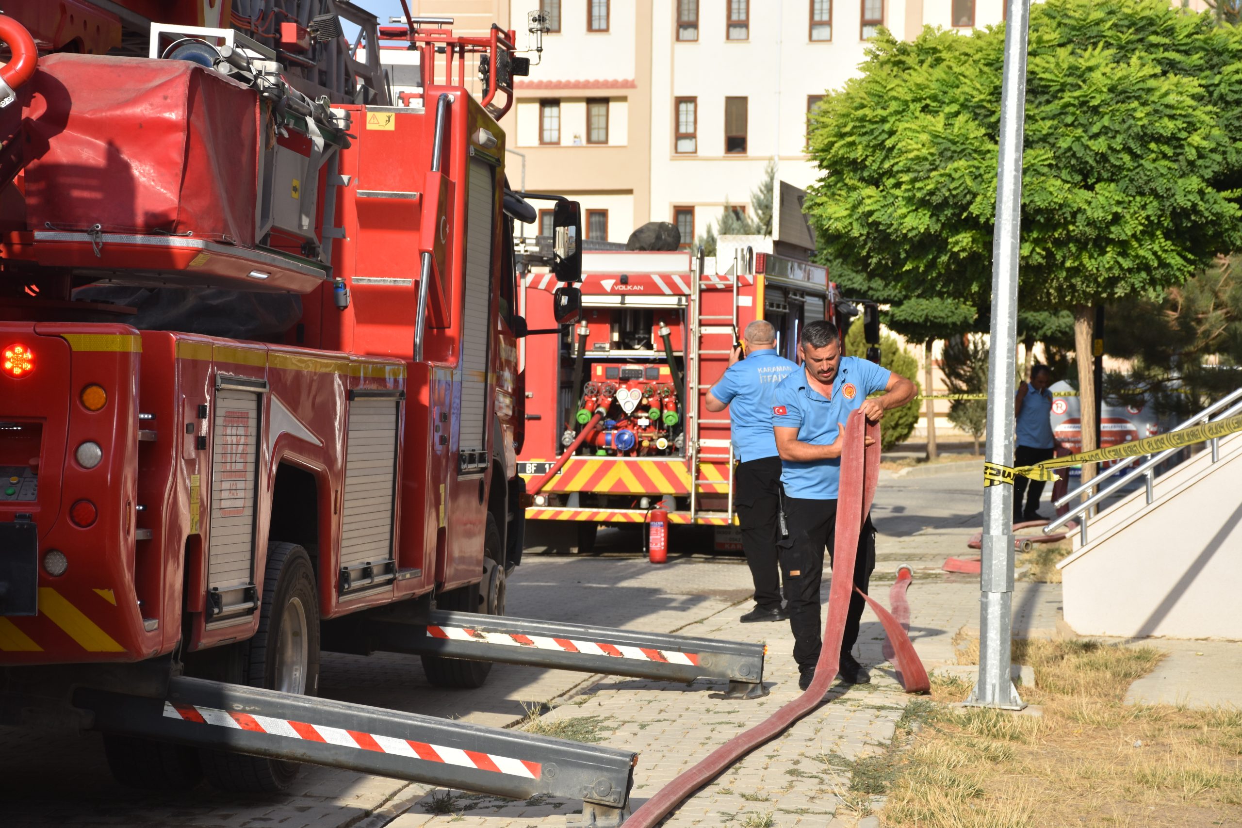 Karaman'da meydana gelen olayda bir apartmanda yangın çıktı. Çıkan yangın,