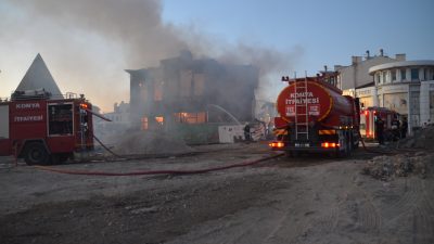 Konya'da yaşanan olayda 2 katlı metruk bina yangın çıktı. Bina