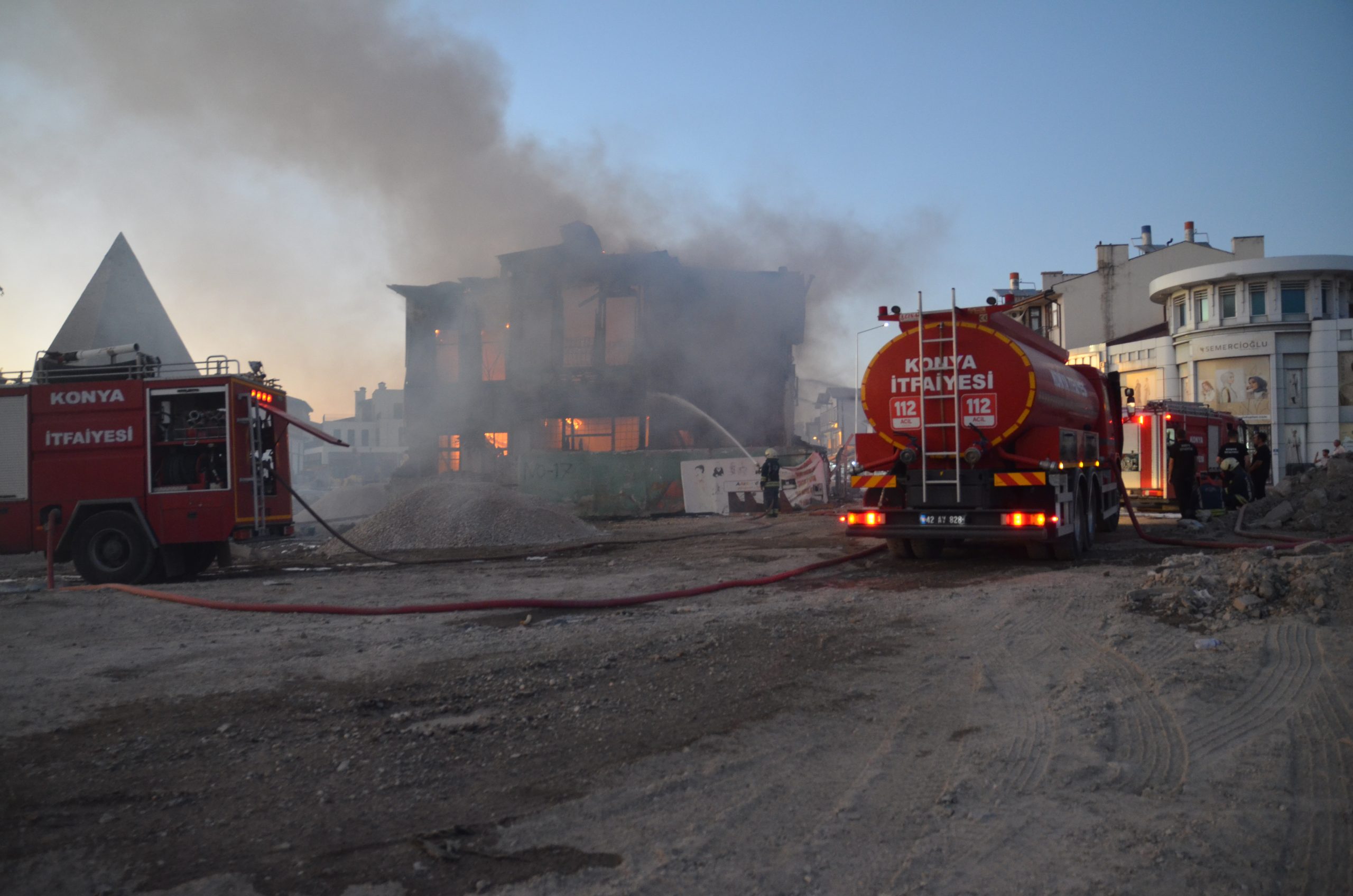 Konya'da yaşanan olayda 2 katlı metruk bina yangın çıktı. Bina