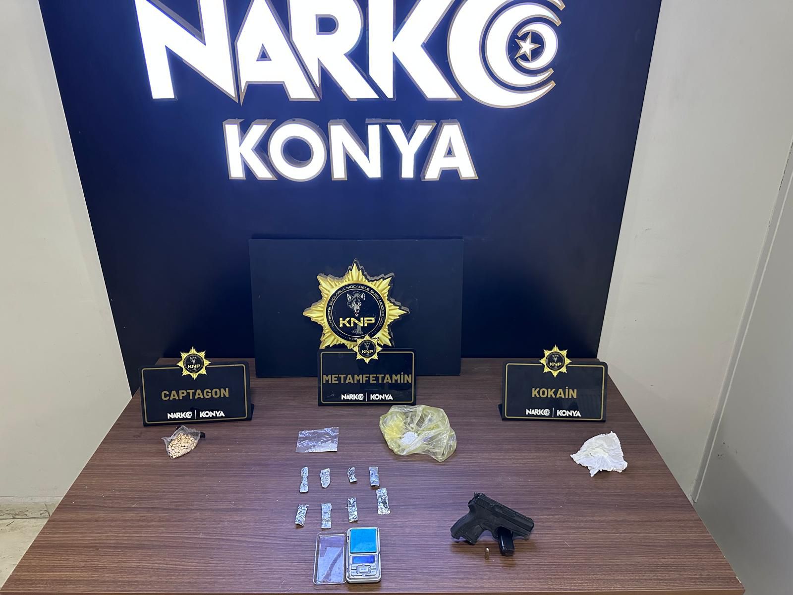 Konya'da İl Emniyet Müdürlüğü ekipleri tarafından  düzenlenen uyuşturucu operasyonlarında gözaltına
