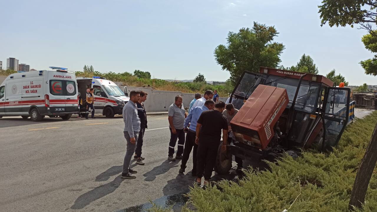 Ankara'nın Kahramankazan ilçesinde yaşanan olayda kamyonetle traktör çarpıştı. Çarpışma sonucunda