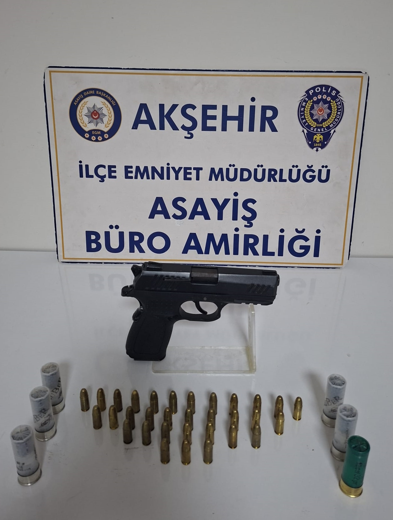 Konya'nın Akşehir ilçesinde İlçe Emniyet Müdürlüğü ekipleri tarafından havaya ateş