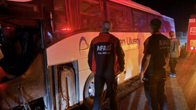Kayseri'de meydana gelen olayda yolcu otobüsün orta refüjdeki ağaçlara çarptı.