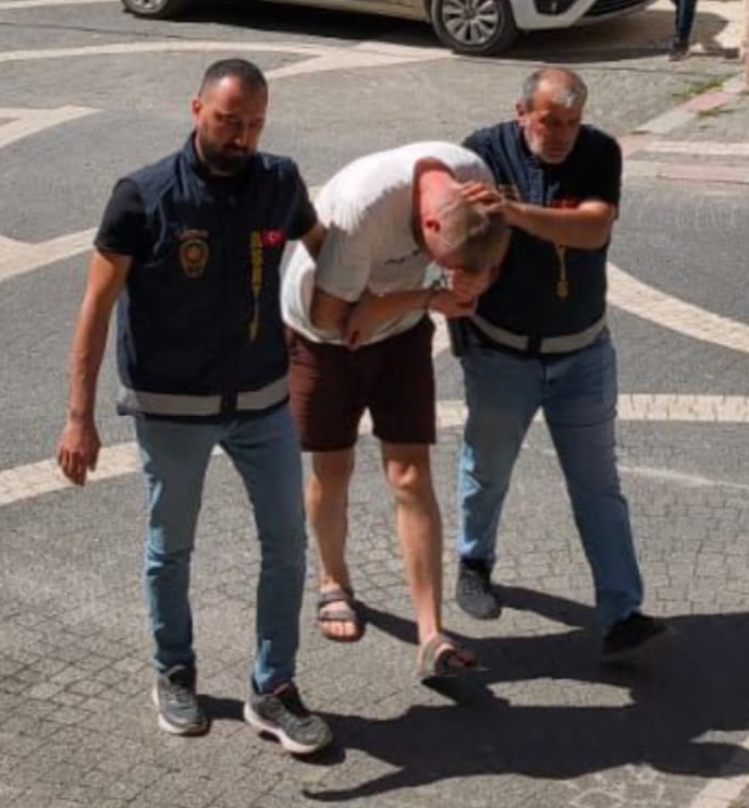Konya'nın Akşehir ilçesinde yaşana olayda bir sürücü park halindeki araçlara