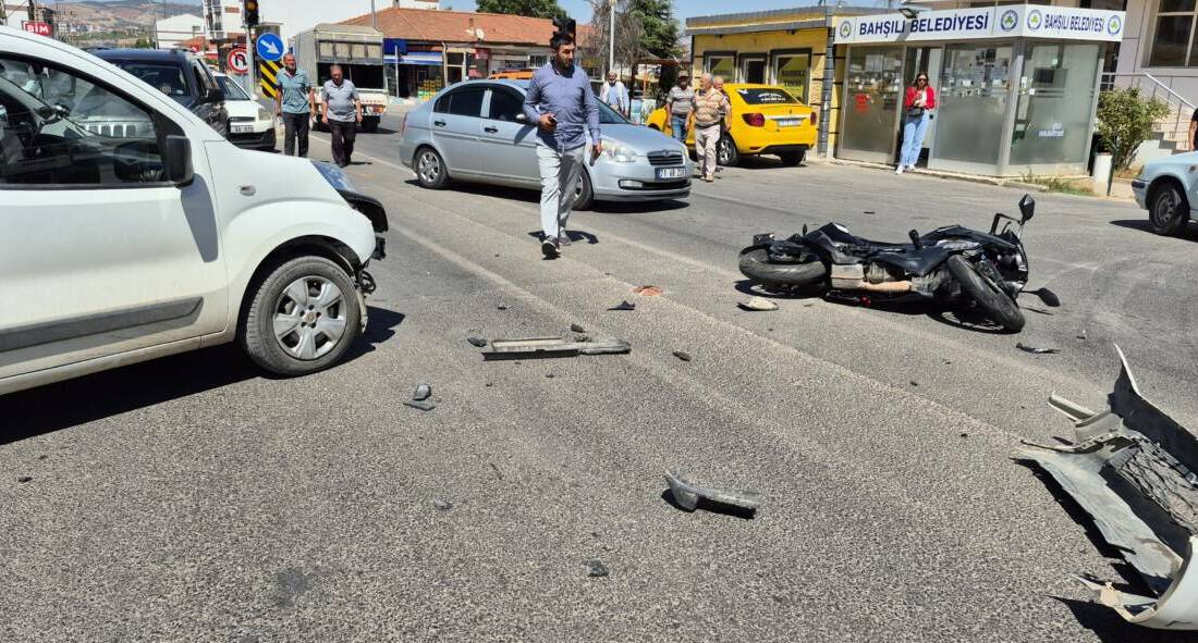 Kırıkkale'nin Bahşılı ilçesinde yaşanan olayda hafif ticari araçla motosiklet çarpıştı. 