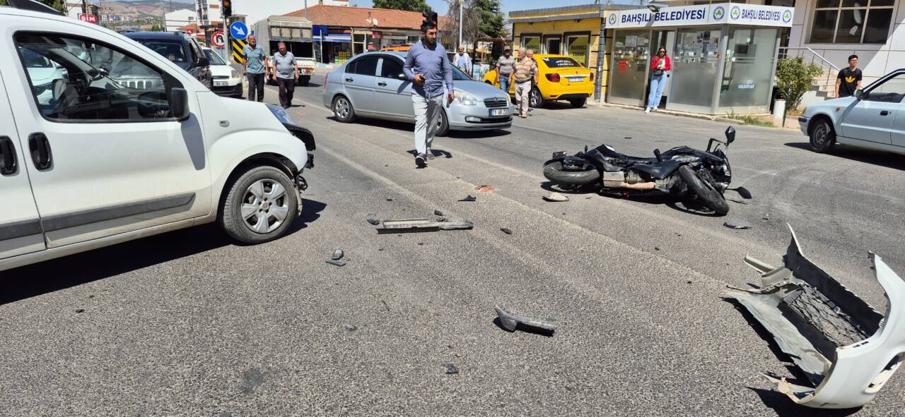 Kırıkkale'nin Bahşılı ilçesinde yaşanan olayda hafif ticari araçla motosiklet çarpıştı. 