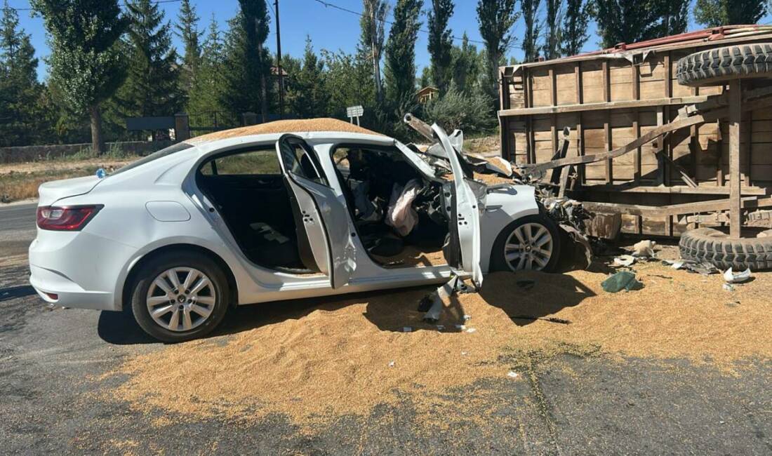 Sivas'ta meydana gelen olayda otomobil ile traktör çarpıştı. Kazada 3
