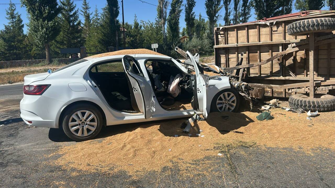 Sivas'ta meydana gelen olayda otomobil ile traktör çarpıştı. Kazada 3