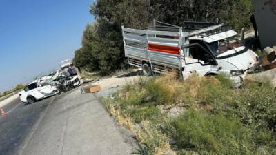 Konya'nın Karapınar ilçesinde yaşanan olayda, otomobil ile kamyonet çarpıştı. Çarpışma