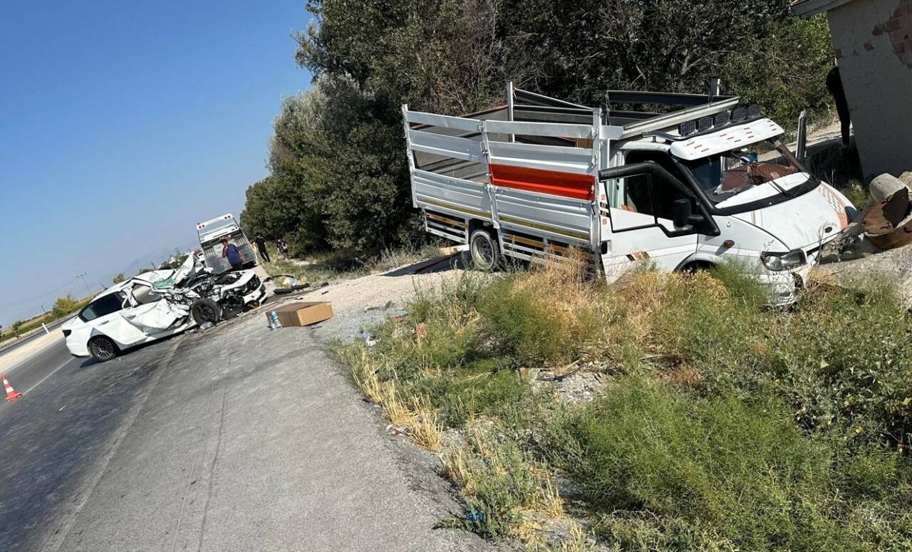 Konya'nın Karapınar ilçesinde yaşanan olayda, otomobil ile kamyonet çarpıştı. Çarpışma