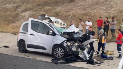 Nevşehir'de meydana gelen kazada tıra arkadan çarpan hafif ticari aracın