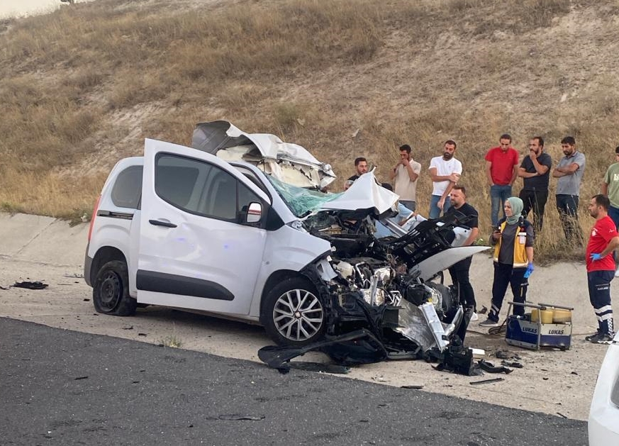 Nevşehir'de meydana gelen kazada tıra arkadan çarpan hafif ticari aracın