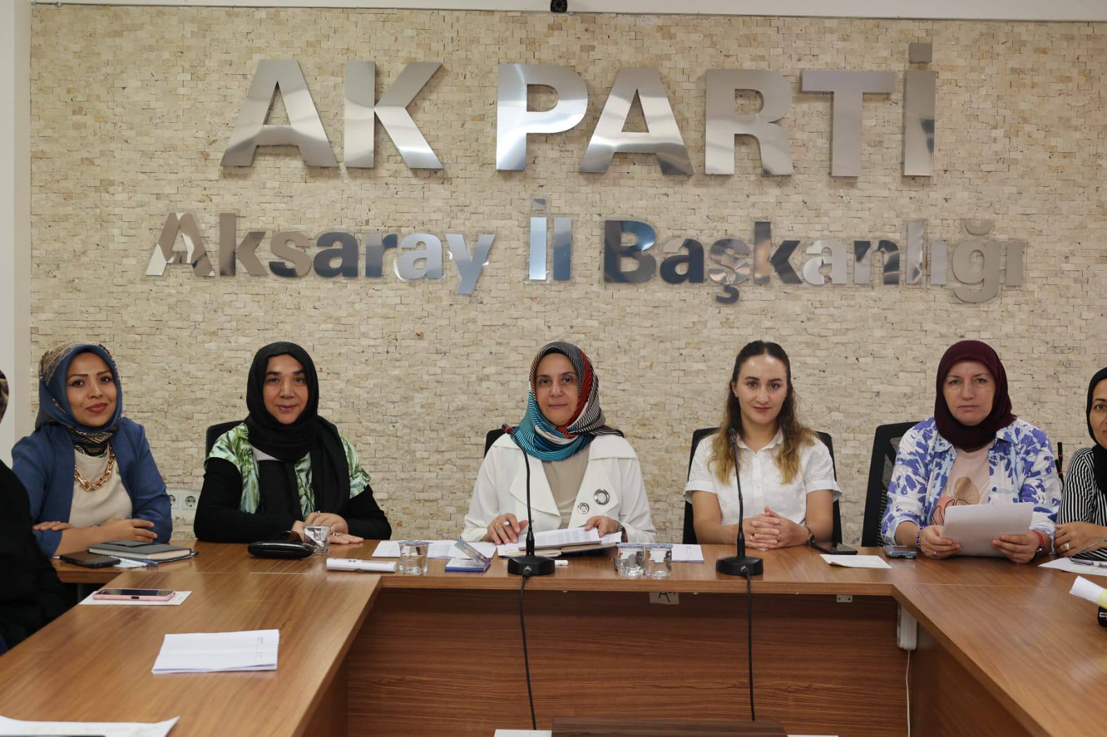 AK Parti Aksaray Kadın Kolları Başkanı Sultan Billur ve yönetim
