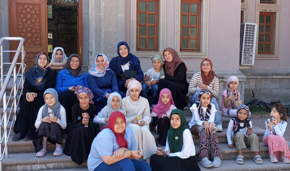 AK Parti Aksaray İl Kadın Kolları Başkanı Sultan Billur, yönetim