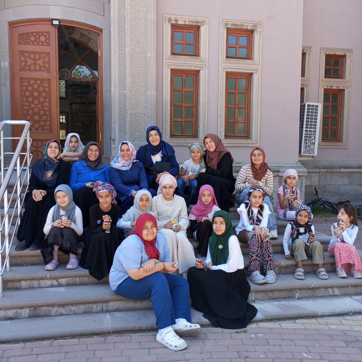 AK Parti Aksaray İl Kadın Kolları Başkanı Sultan Billur, yönetim