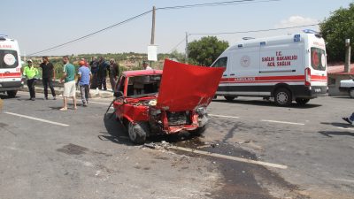 Konya’nın Beyşehir ilçesinde yaşanan olayda iki otomobil kavşakta çarpıştı. Çarpışma