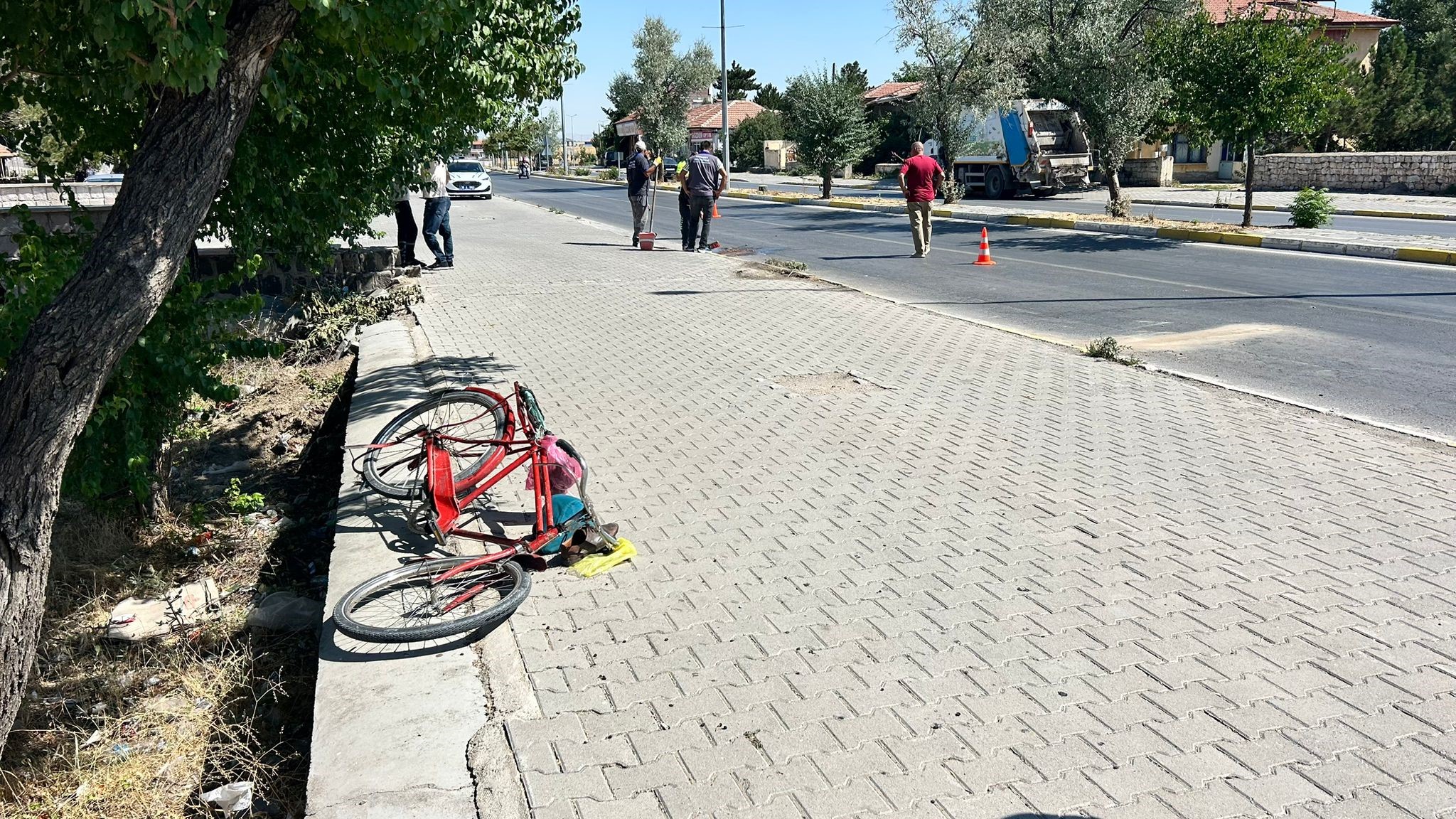 Kayseri'nin Tomarza ilçesinde meydana gelen olayda otomobilin çarptığı bisiklet sürücü