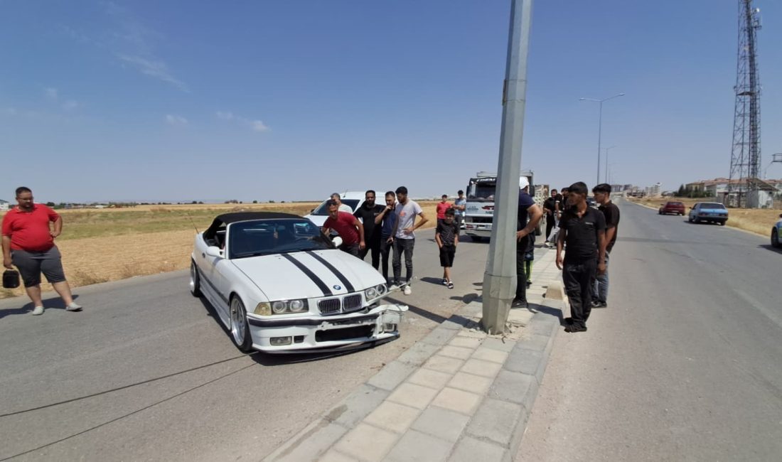 Karaman’da yaşanan olayda kontrolden çıkan otomobilin aydınlatma direğine çarptı. Çarpma