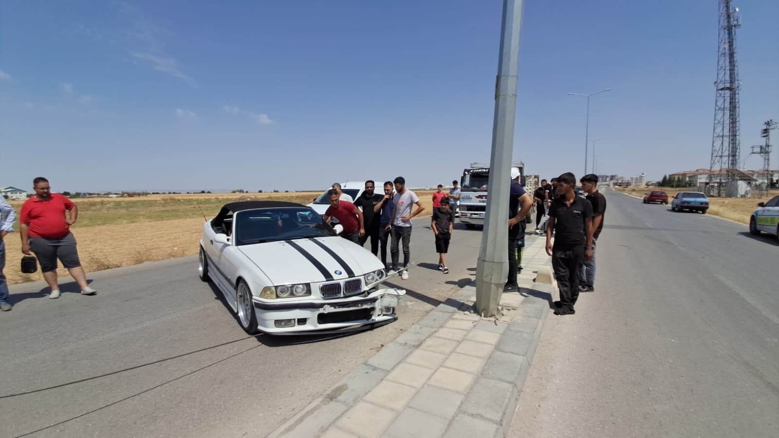 Karaman’da yaşanan olayda kontrolden çıkan otomobilin aydınlatma direğine çarptı. Çarpma