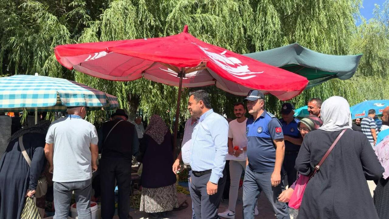 Ağaçören Belediye Başkanı Kemal Salman, belediye meclis üyeleriyle beraber ilçe
