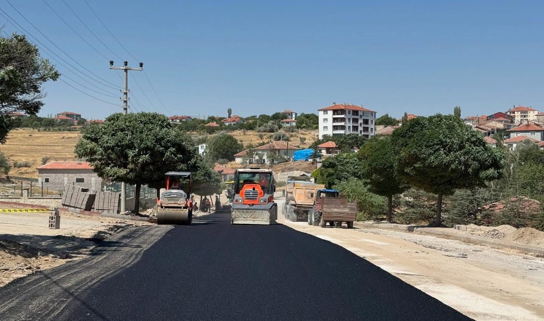 Ağaçören Belediyesi, ilçe genelinde başlattığı asfaltlama çalışmalarına aralıksız devam ediyor.