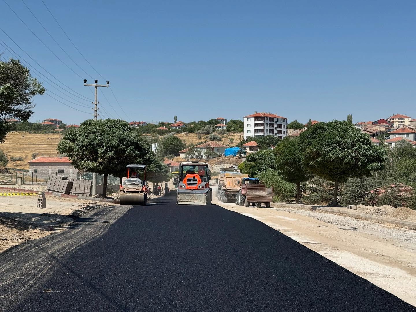 Ağaçören Belediyesi, ilçe genelinde başlattığı asfaltlama çalışmalarına aralıksız devam ediyor.