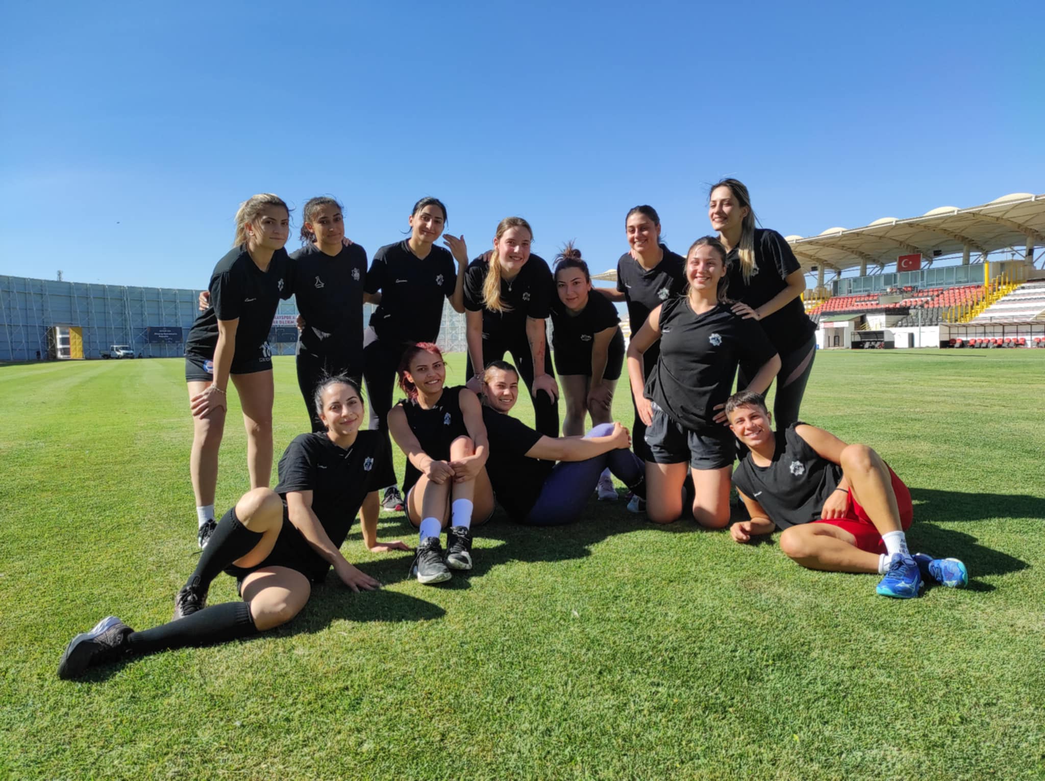 Aksaray Belediyespor Kadın Hentbol Takımı, 2025-2026 sezonu hazırlıklarına Dağılgan Stadyumu