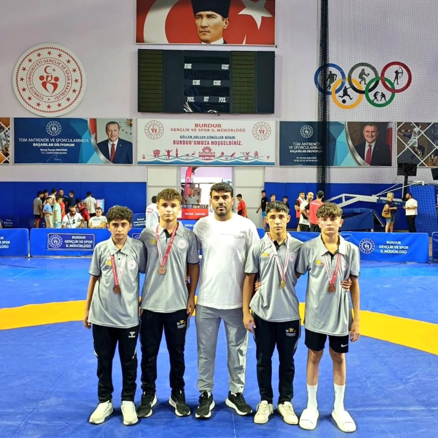 Burdur’da düzenlenen Analig güreş müsabakalarında Aksaraylı sporcular 2 altın, 2