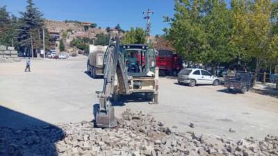 Demirci Belediyesi, ilçenin önemli noktalarından biri olan Kumluk Meydanı’nda yol
