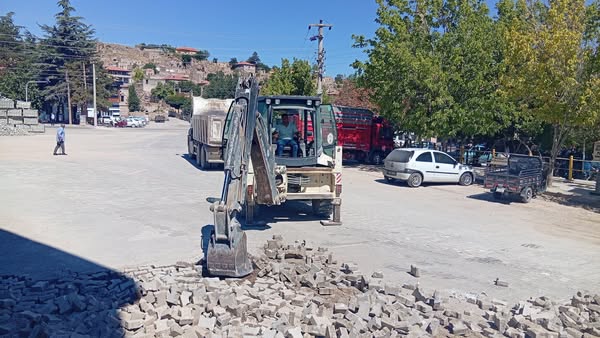 Demirci Belediyesi, ilçenin önemli noktalarından biri olan Kumluk Meydanı’nda yol