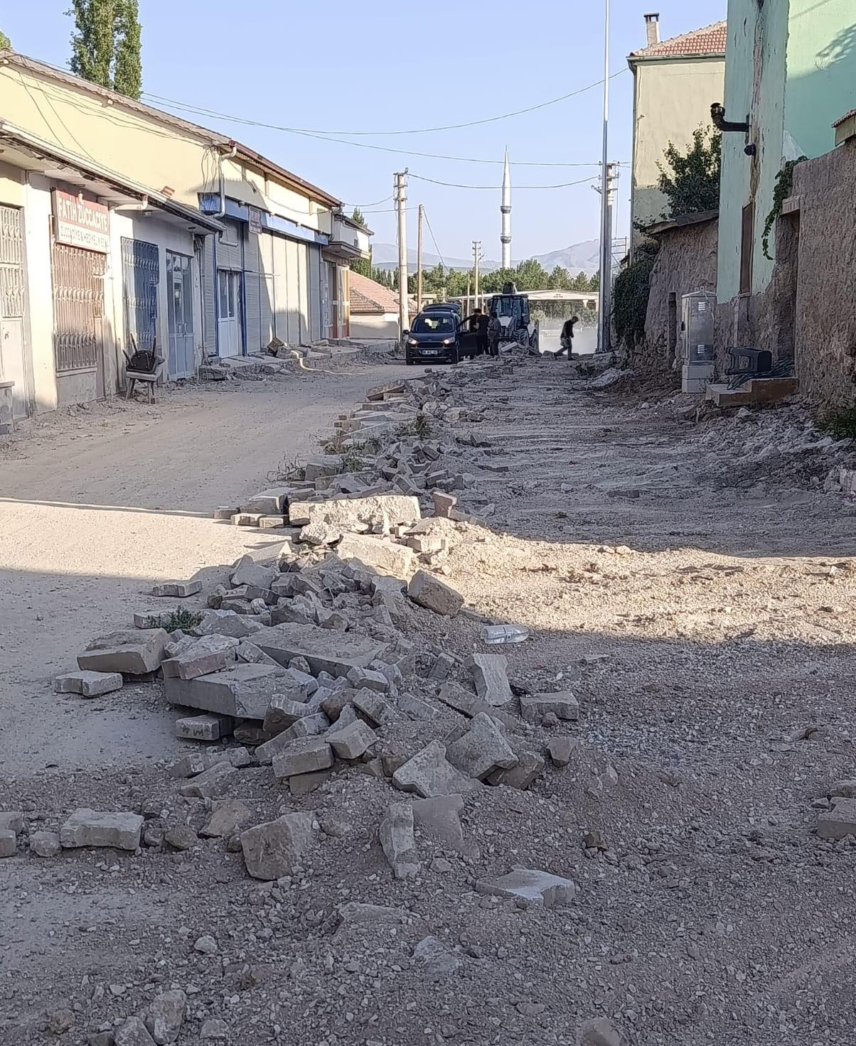 Demirci Belediyesi, kasabada yürüttüğü altyapı ve üstyapı çalışmalarına hız kesmeden