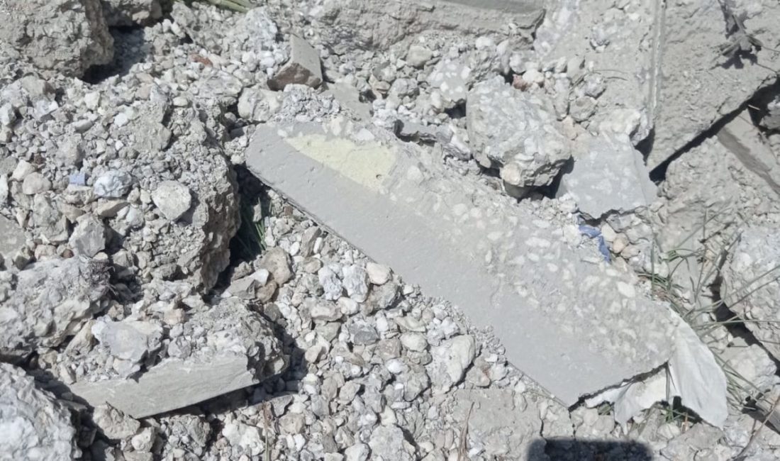 Aksaray’ın Demirci Belediyesi, belde genelinde çöp konteynerlerine inşaat molozu ve