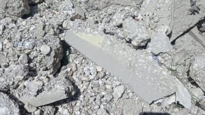 Aksaray’ın Demirci Belediyesi, belde genelinde çöp konteynerlerine inşaat molozu ve