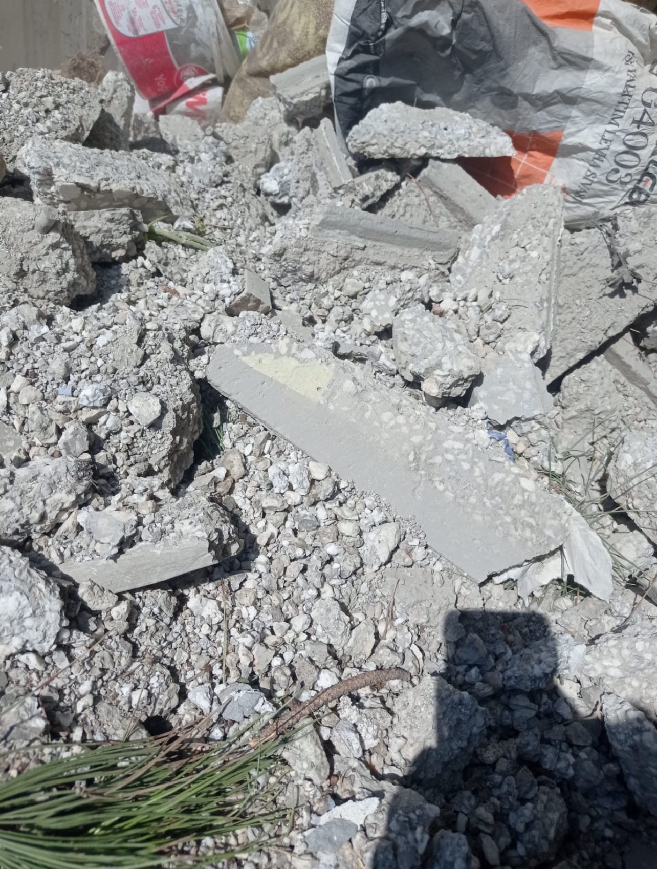 Aksaray’ın Demirci Belediyesi, belde genelinde çöp konteynerlerine inşaat molozu ve