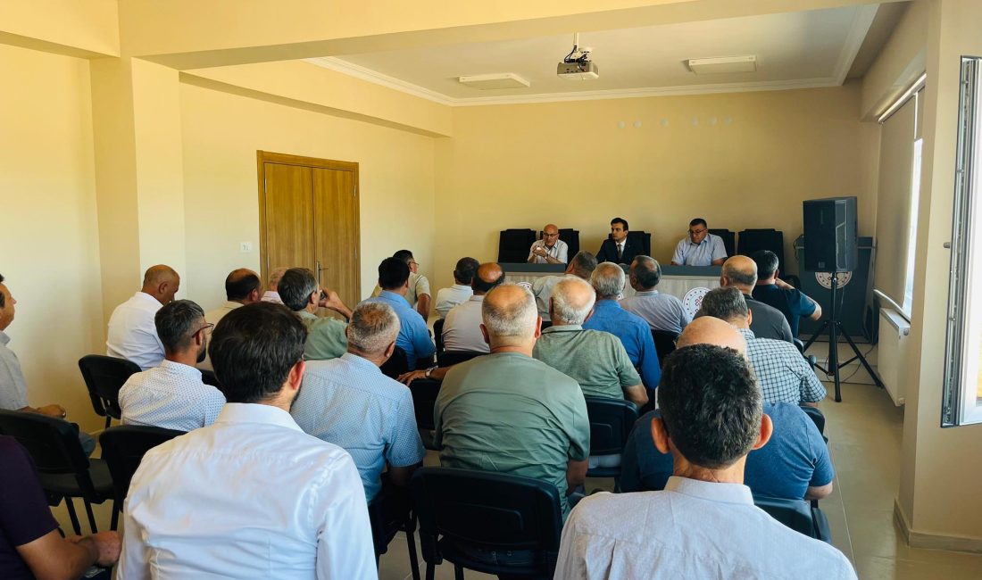 Eskil Kaymakamı Harun Uzar, ilçeye bağlı köy ve mahalle muhtarlarıyla