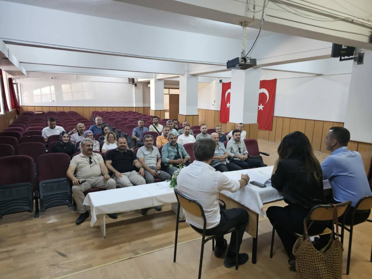 Güzelyurt Çok Programlı Anadolu Lisesi'nde, ilçedeki okul müdürlerinin katılımıyla toplantı
