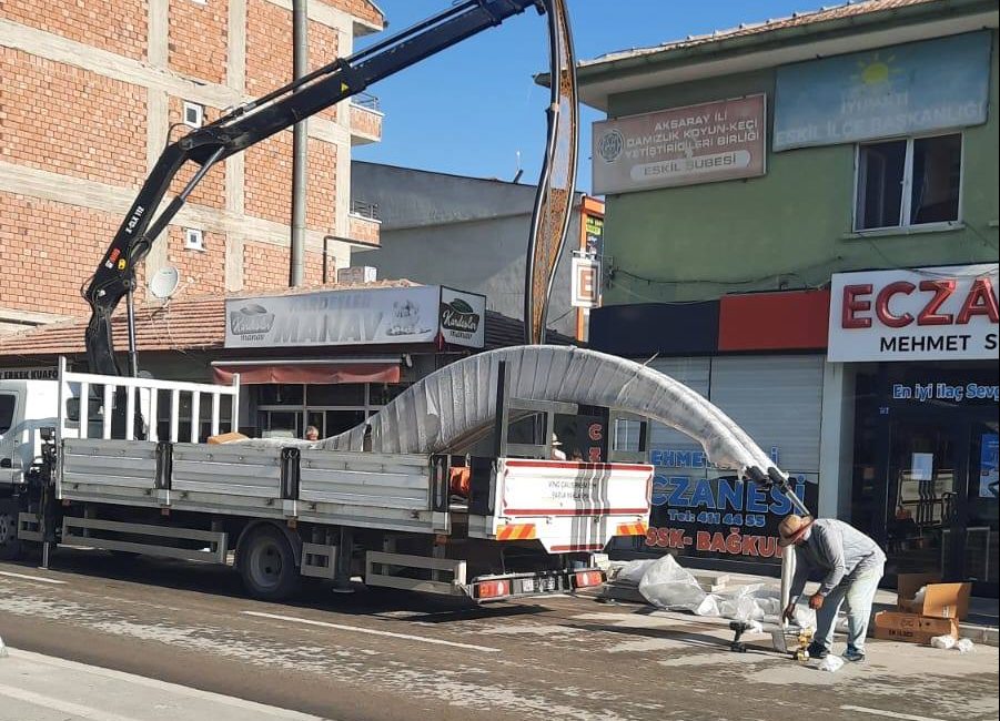 Eskil Belediyesi, ilçe genelinde aydınlatma çalışması yaptı. Belediye Başkanı Mustafa