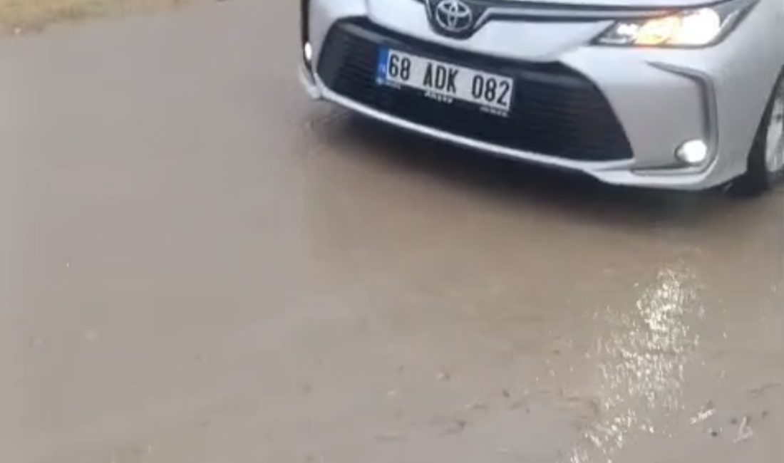 Cumartesi akşamı bastıran sağanak trafikte felç yarattı: Araçlar suya gömüldü,