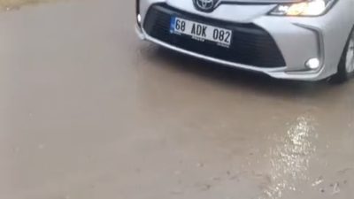 Cumartesi akşamı bastıran sağanak trafikte felç yarattı: Araçlar suya gömüldü,