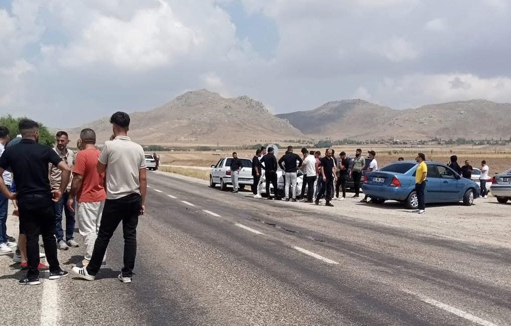 Ortaköy – Gökkaya yolunda konvoydaki araç, karşıdan gelen otomobille kafa