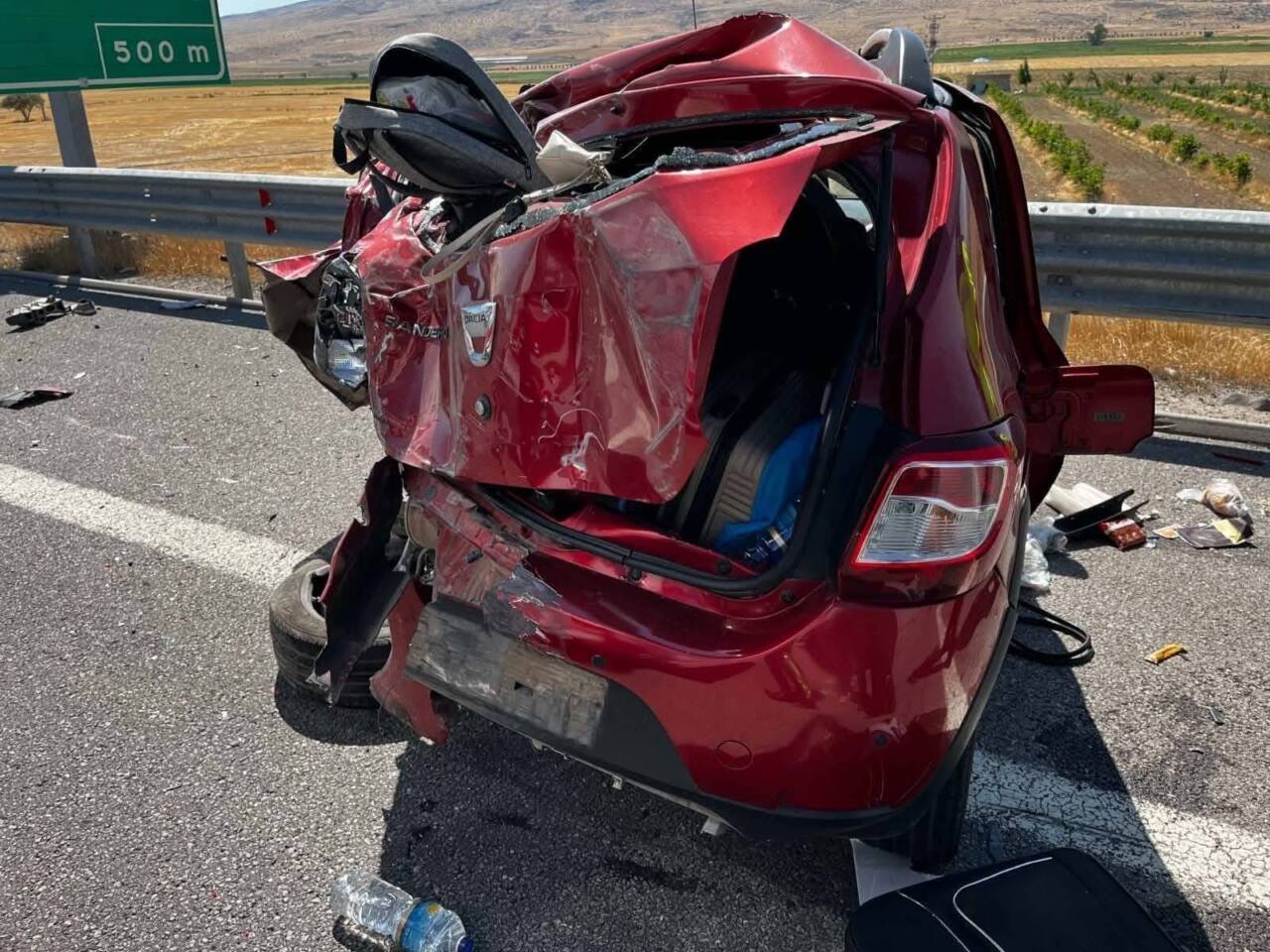 Ankara-Niğde Otoyolu Pınarcık mevkiinde çekici ile otomobilin çarpıştığı kazada 64