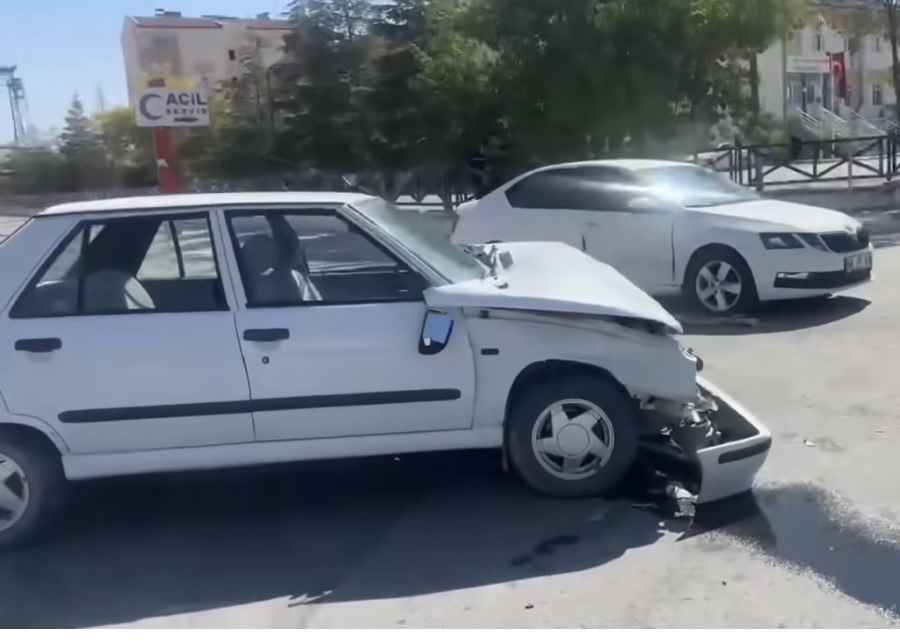 Aksaray’da trafik kazası: İl Genel Meclis üyesi yara almadan kurtuldu.
