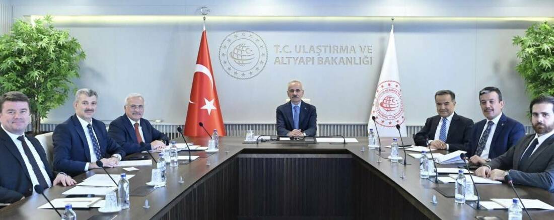Vali Kumbuzoğlu, vekiller ve Başkan Dinçer, Ulaştırma Bakanı Uraloğlu’nu ziyaret