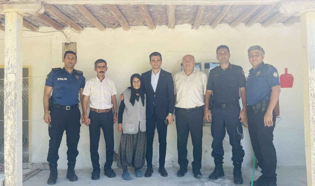 Eskil Kaymakamı Harun Uzar, beraberinde İlçe Jandarma Komutanlığı, Emniyet Amirliği,