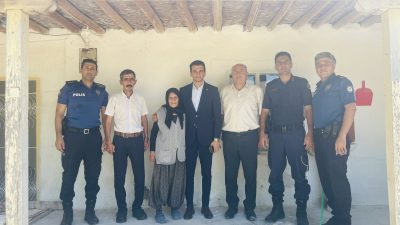 Eskil Kaymakamı Harun Uzar, beraberinde İlçe Jandarma Komutanlığı, Emniyet Amirliği,